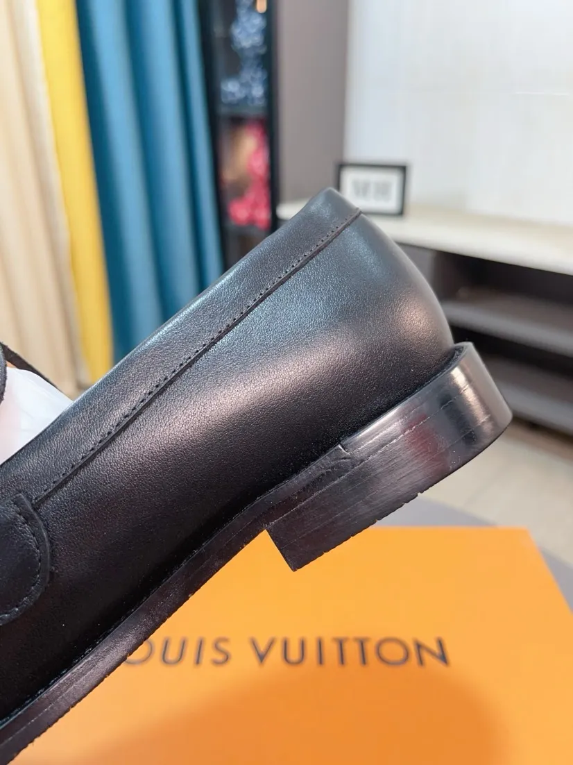 Men's Men's Shoes 💰500🌸🌸【LV】Louis Vuitton's new open-edge pigskin shoes are the most popular classic. Synchronized with the official website, the upper adopts Italian imported upper embossing➕comfortable cowhide lining, fashionable atmosphere, unique brand and unique craftsmanship. Highlighting the hot style of the new year. Stop hesitating, stop wandering, get it now. Code number: 38--44